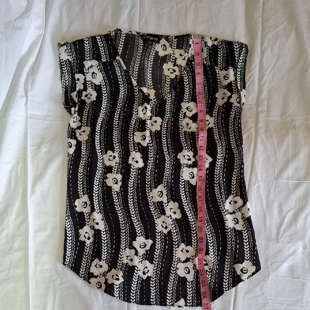 Express Floral Patterned Top - Picture 5 of 6